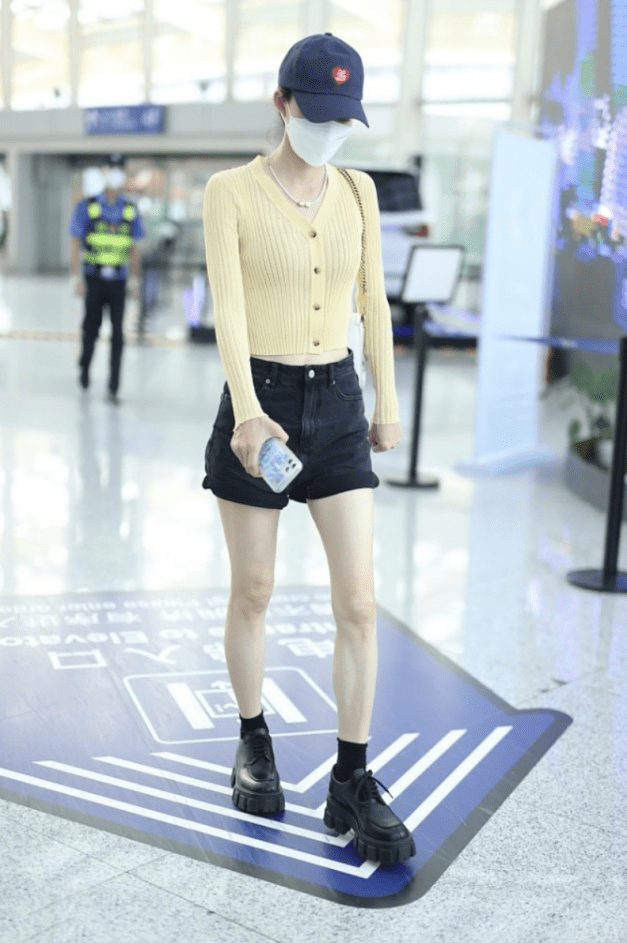 王丽坤真挺会穿的,紧身上衣配短裤显出s型曲线,身材也太a了