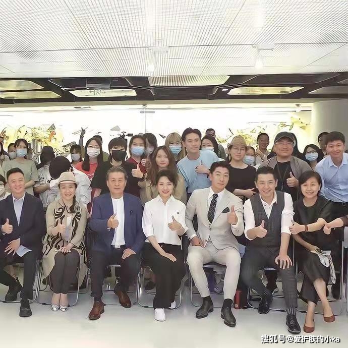 身材|周涛真是主持界的穿搭模板，白衬衫配黑裤超高级，53岁太显年轻