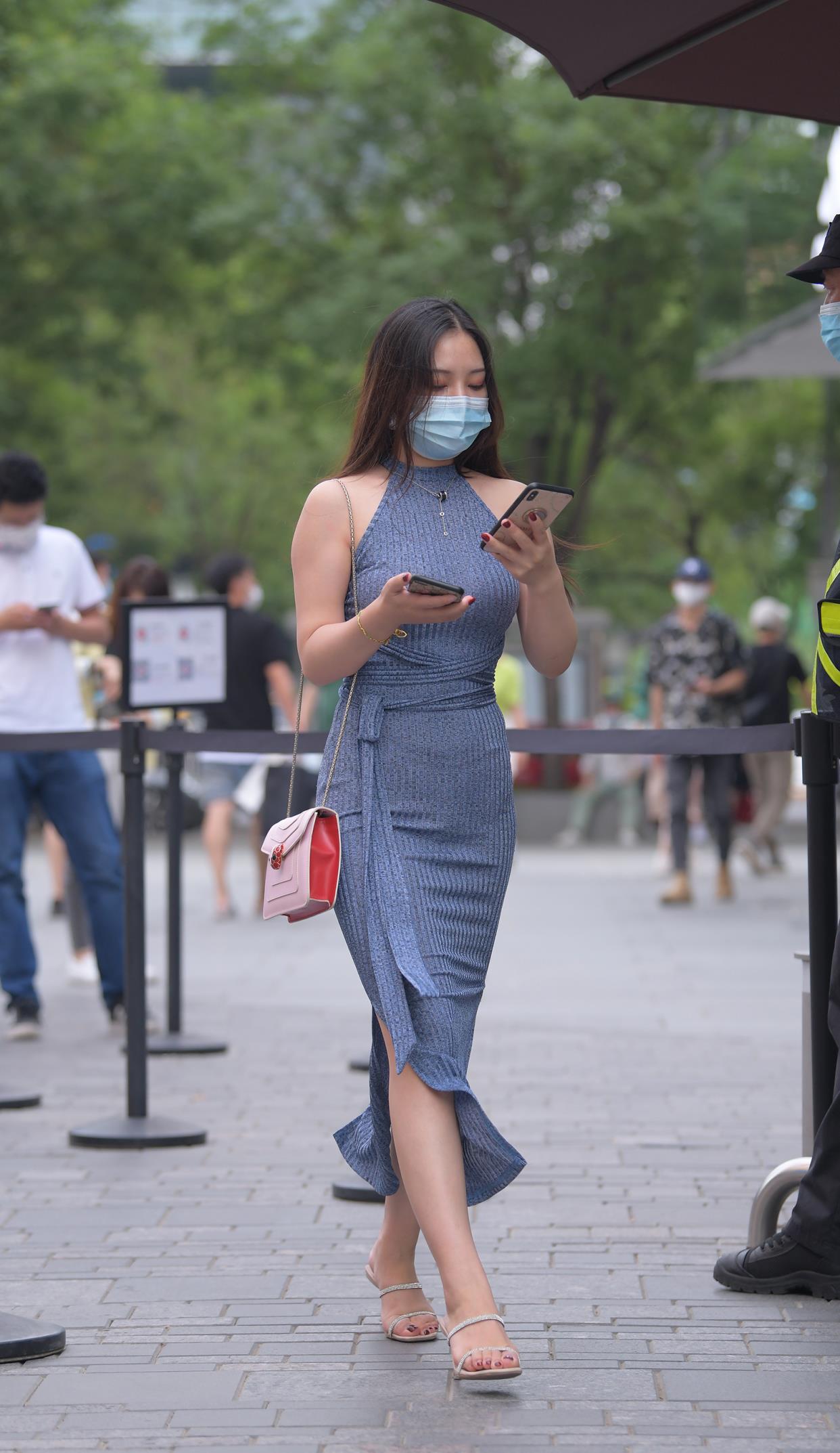 身材|微胖身材穿连衣裙，试试长裙+细跟凉鞋，修身显瘦还提升时尚度