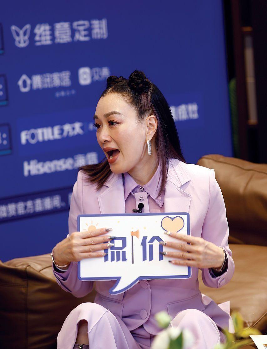 发型|钟丽缇为了扮嫩挺拼的，扎了个“便便头”，但脸上皱纹出卖了年纪