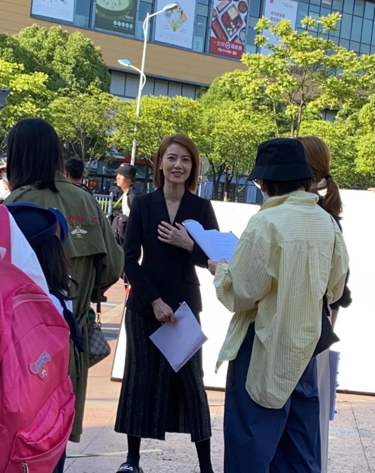 仙鹤|高圆圆街头拍戏太瘦了，穿西装瘦出柳叶腰，踩凉拖“仙鹤腿”抢镜
