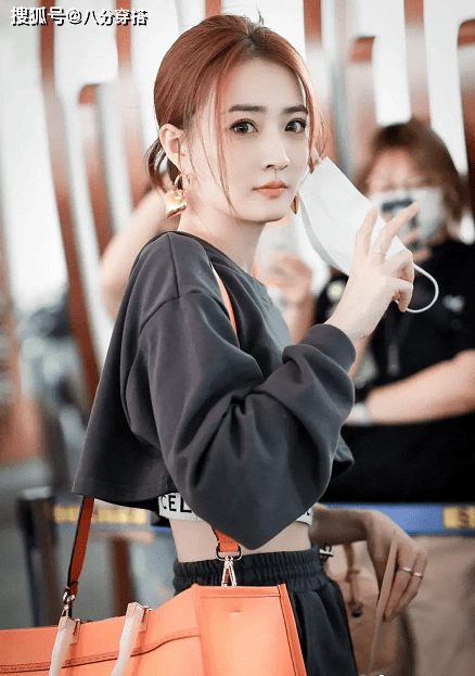 青春|徐璐又在“炫腹”，一身灰色套装青春靓丽，“空竹腰”又惊艳了