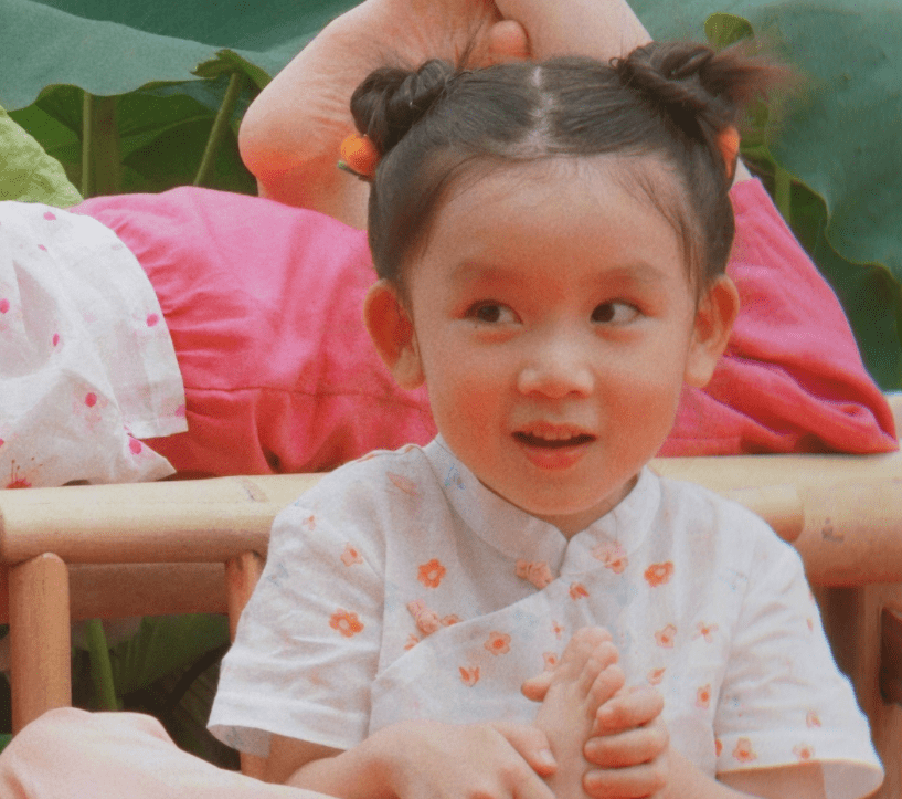 超越|8岁阿拉蕾晒姐妹写真，五官长开撞脸杨超越，妹妹颜值被热议