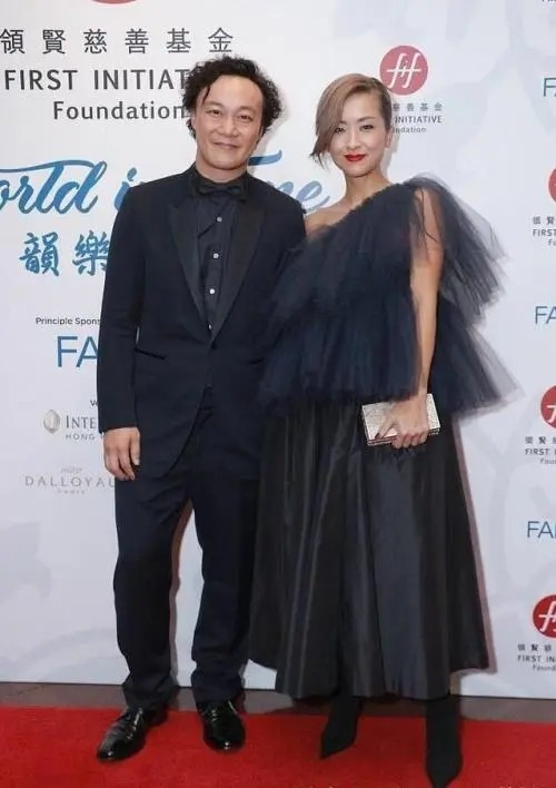 黑色|徐濠萦穿衣风格真大胆！穿西装裤腰上围短裙，又飒又潮谁也比不过