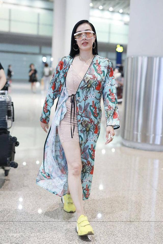 短裙|钟丽缇穿衣不低调！花色长衫搭粉色吊带裙，49岁的年龄19岁的心态