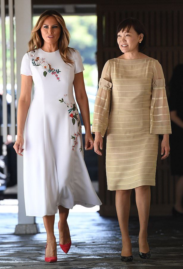 场合|梅拉尼娅舍得穿平底鞋啦!配明亮黄色涂鸦裙好俏皮,衣品让我服气