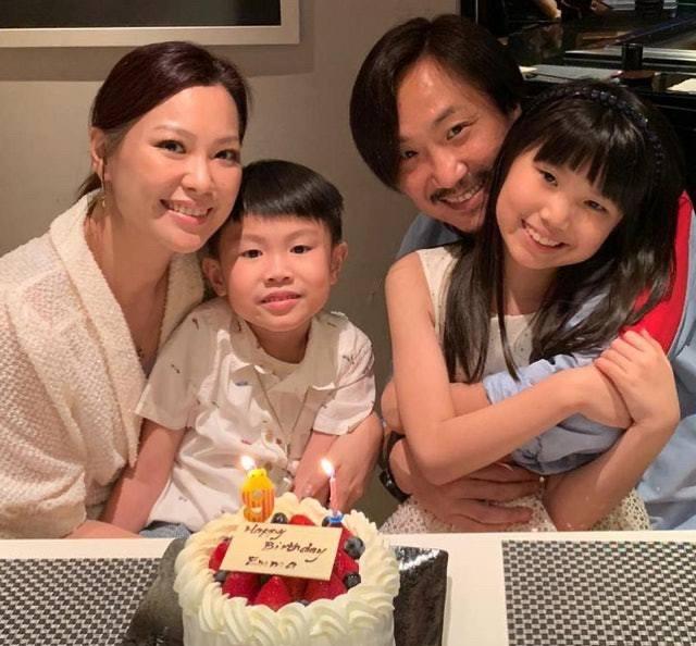 幼儿园|郑中基现身儿子幼儿园毕业典礼，娶妻生子之后，成了好丈夫好爸爸