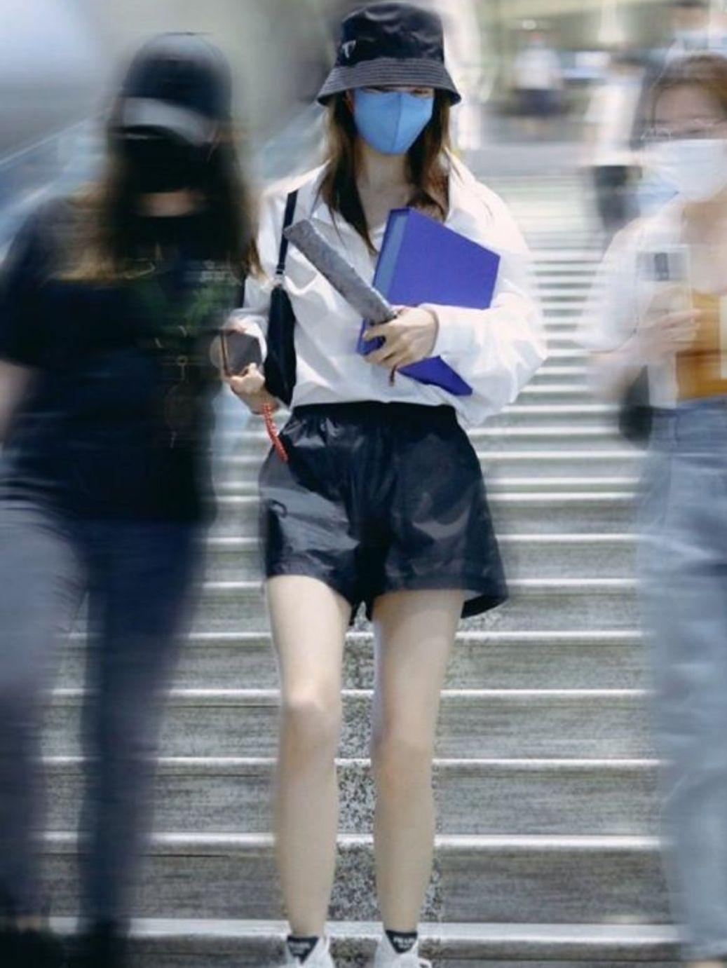 色彩|金晨连日常出行，短裤和衬衫都是parda的，在穿搭上真舍得花钱