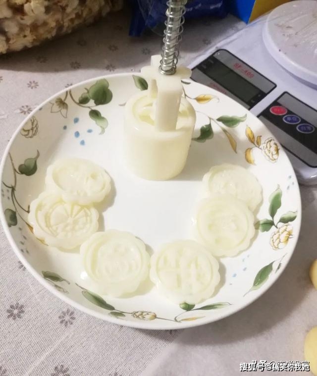豆沙|做月饼不用烤箱，这个豆沙蛋黄馅月饼虽然外观不好，但口感真的好
