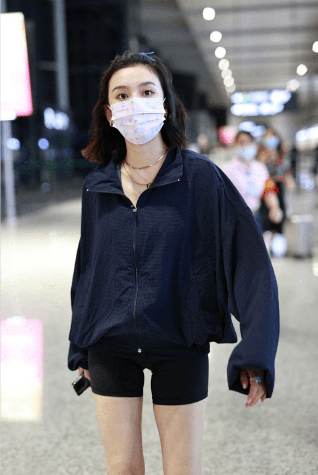 视觉|宋祖儿真的不咋稚嫩了，穿搭简单却透着成熟感，配卷发太迷人了