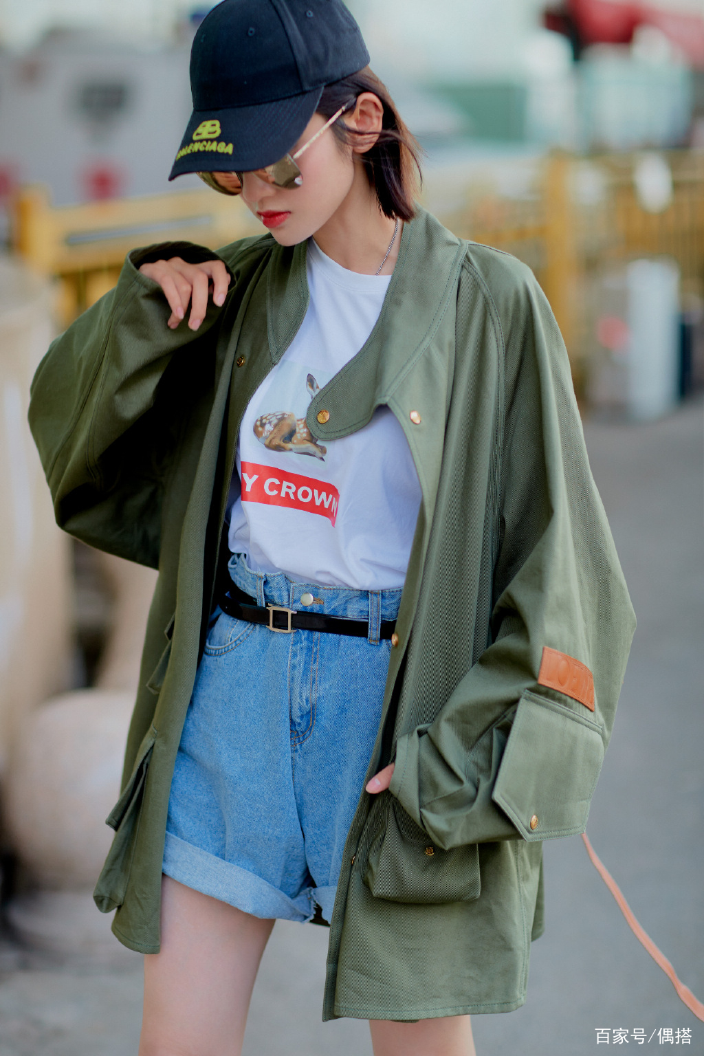 显得|唐艺昕美得出众!军绿色外套配牛仔短裤酷炫无比,这腿细得太真实
