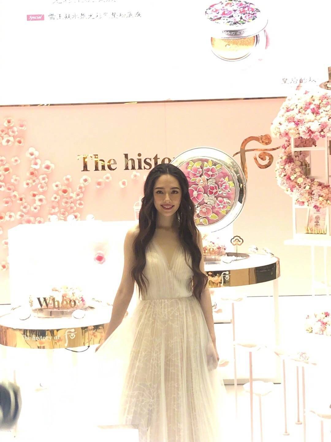 女神|郭碧婷订婚后美貌再升级，白裙配卷发尽显优雅！生图一样很能打！