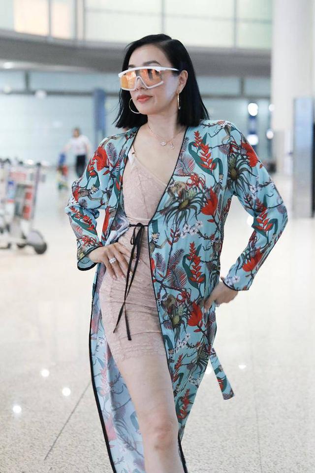 短裙|钟丽缇穿衣不低调！花色长衫搭粉色吊带裙，49岁的年龄19岁的心态