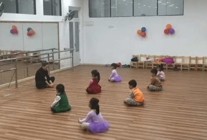 什么|幼儿园一次性开15个“兴趣班”，可能只有一个实用，打基础更重要