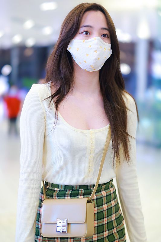 黑色|娜比真是“妹系”女星 麻花辫可爱感满满