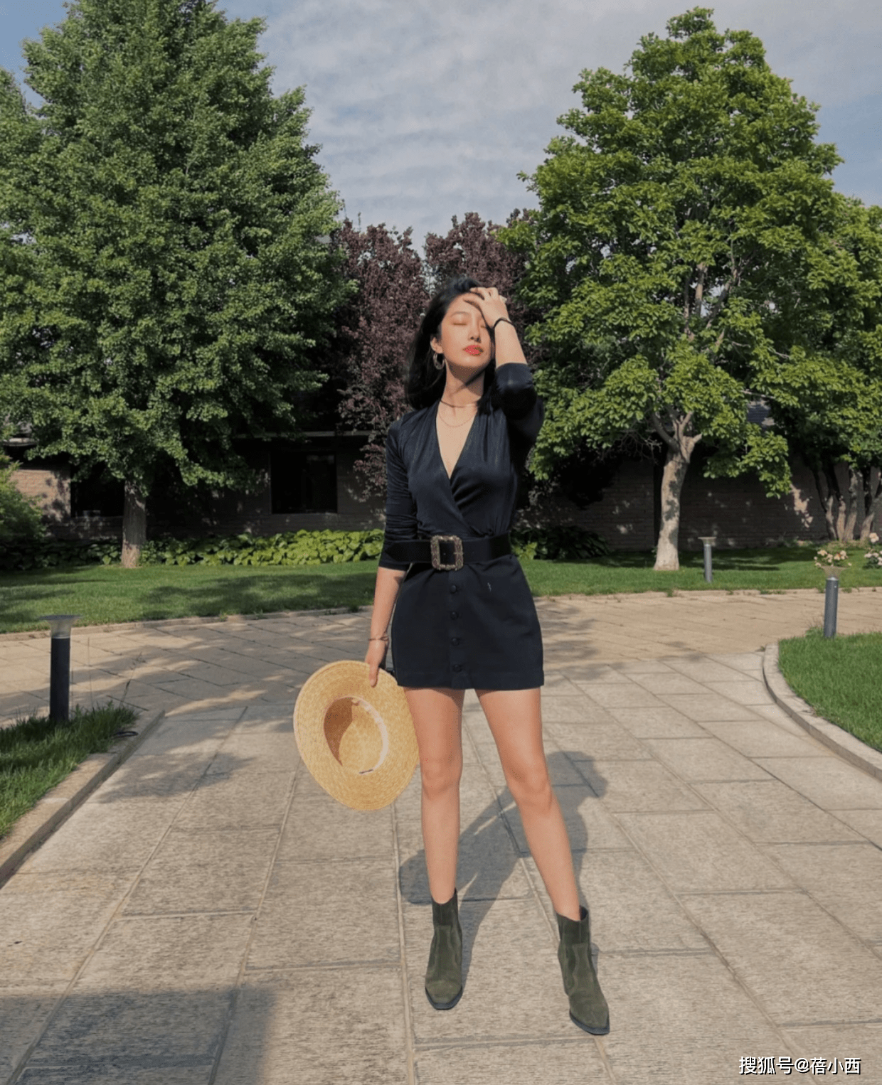 杨采钰跟其他阔太不一样,穿黑色紧身裙配短靴就出门,简约又高级