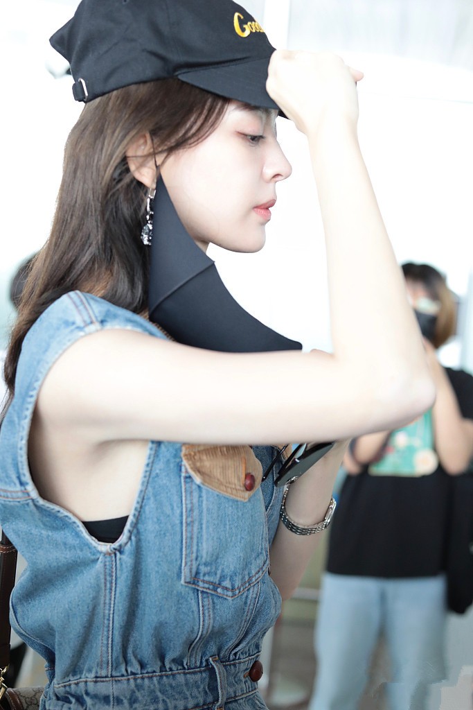 短裙|娜扎身材气质太优越,牛仔短裙穿出超模范,这腿围我酸了