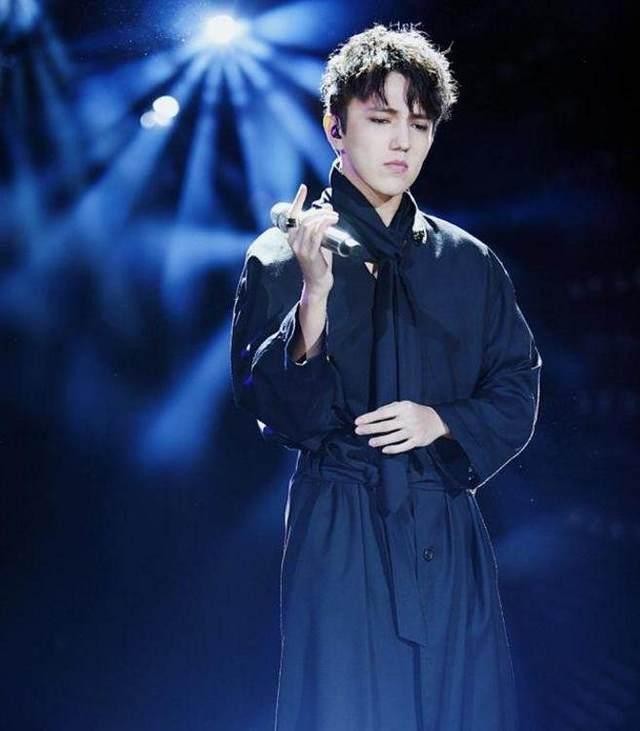 面孔|知名男星近照变化好大！曾是亚太最帅面孔14名，现发福满脸胡渣