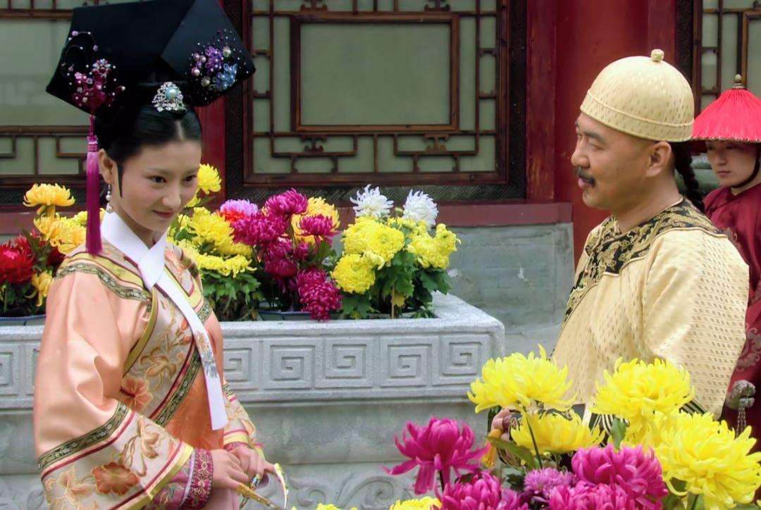 华妃与皇帝缠绵后无意间一个动作导致皇帝对年羹尧动了杀机