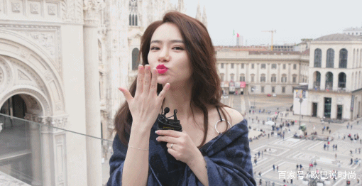 深蓝|辣妈戚薇真会穿,一袭深蓝抹胸长裙华贵优雅,气场两米八