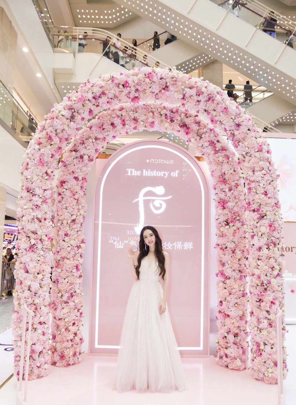 女神|郭碧婷订婚后美貌再升级，白裙配卷发尽显优雅！生图一样很能打！