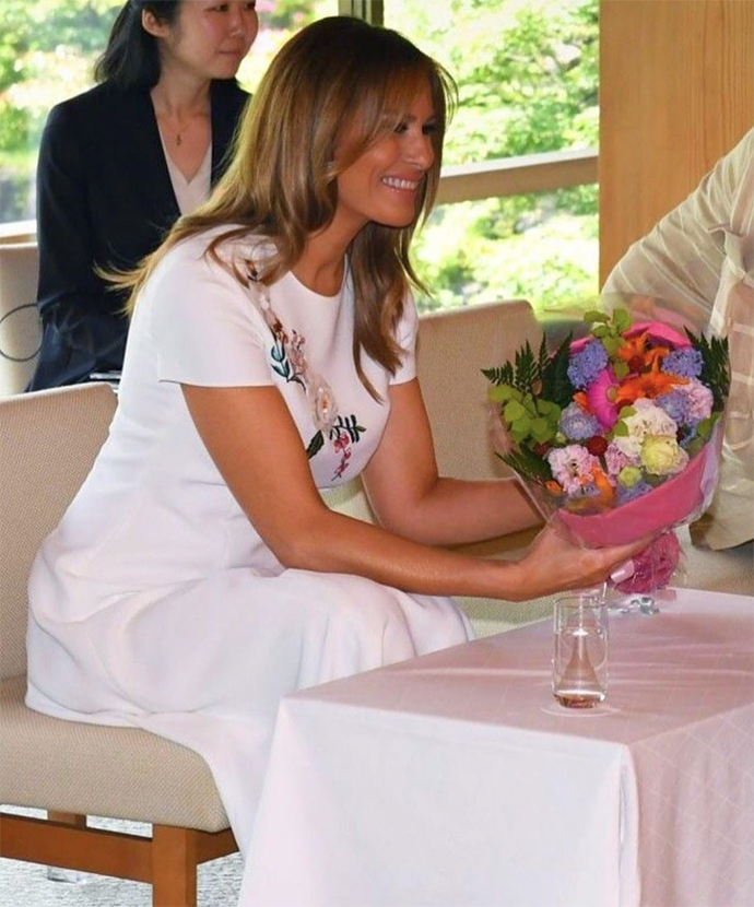 刺绣|梅拉尼娅访日3赢日本第一夫人，换2万7刺绣裙，连雅子皇后也不敌