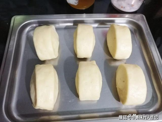 做法|早餐冷馒头换一种方式吃特别香,奶香烤馒头的做法