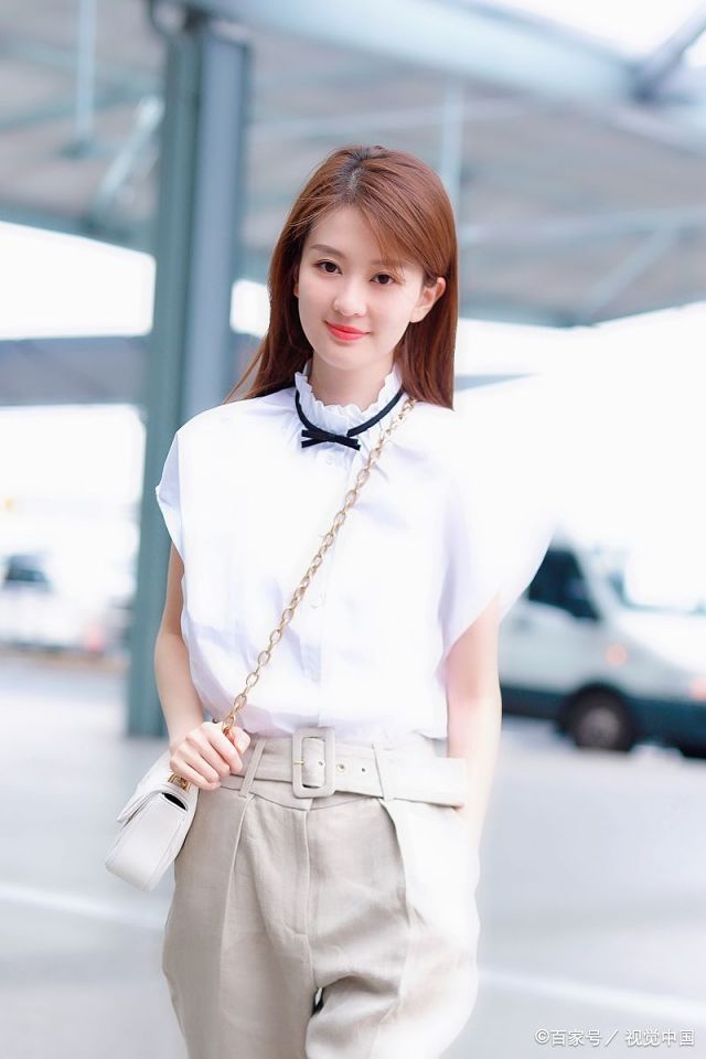 设计|“真白富美”乔欣越来越自信，私服穿搭又酷又美，再也不是关雎尔