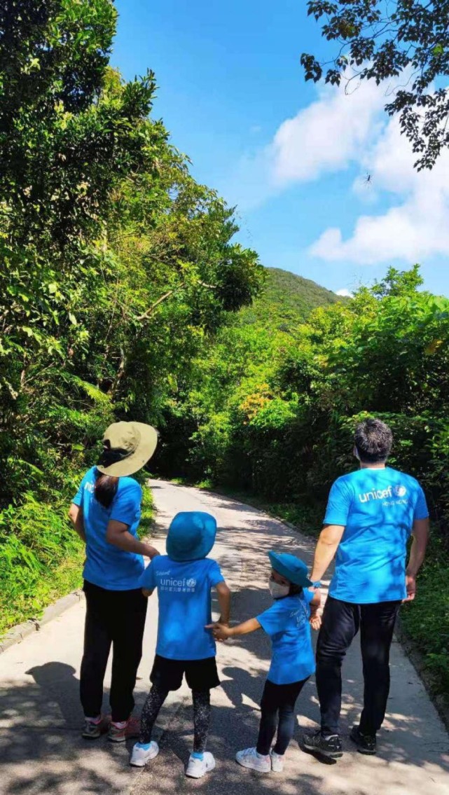 郭晶晶|郭晶晶带孩子人妻感十足，一家子穿休闲装玩闹，看不出豪门距离感