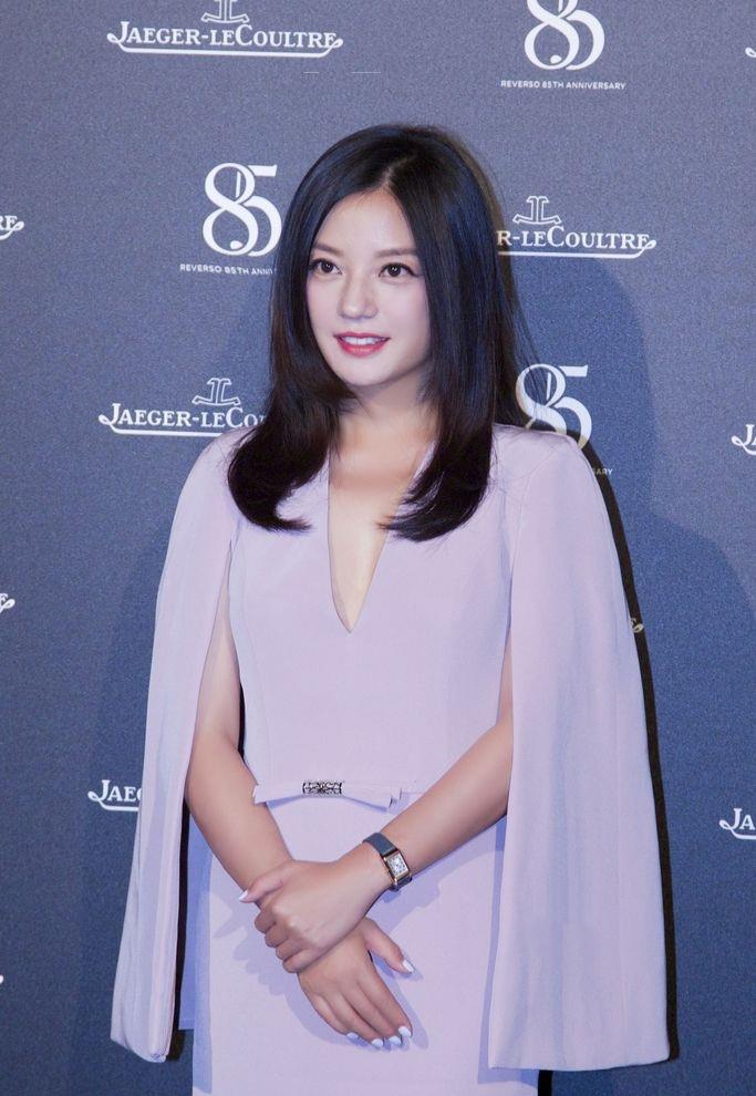 赵薇|赵薇躲过胖腰没躲过胖脸,红毯上穿披肩裙知性优雅,仍然惊艳众人