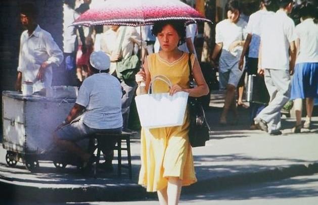 年代|八十年代初：大家都还穿着典型的军绿色上衣与裤子