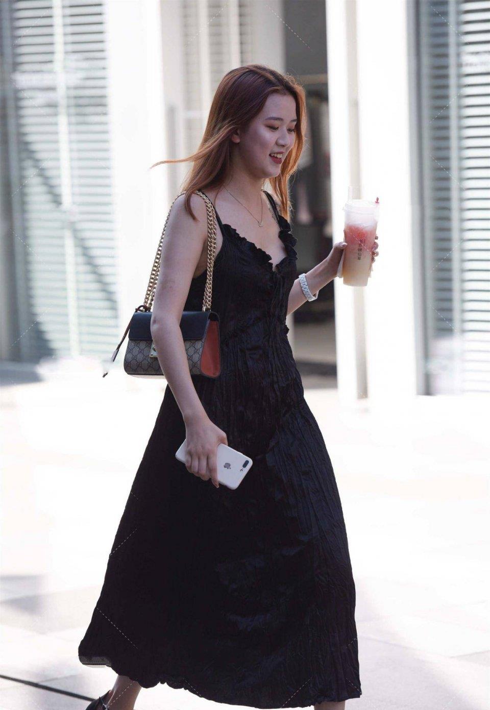 颜色|黑色长款连衣裙，褶皱设计显瘦又时尚，宽松裙摆包容度更高