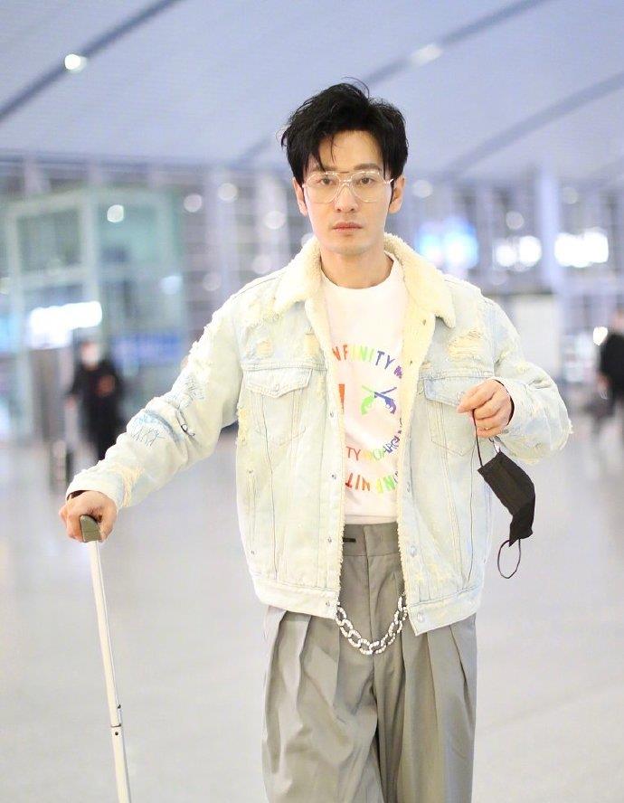 大叔|黄晓明瘦20斤后走机场,穿西装裤松松垮垮满是褶,男星为瘦也很拼
