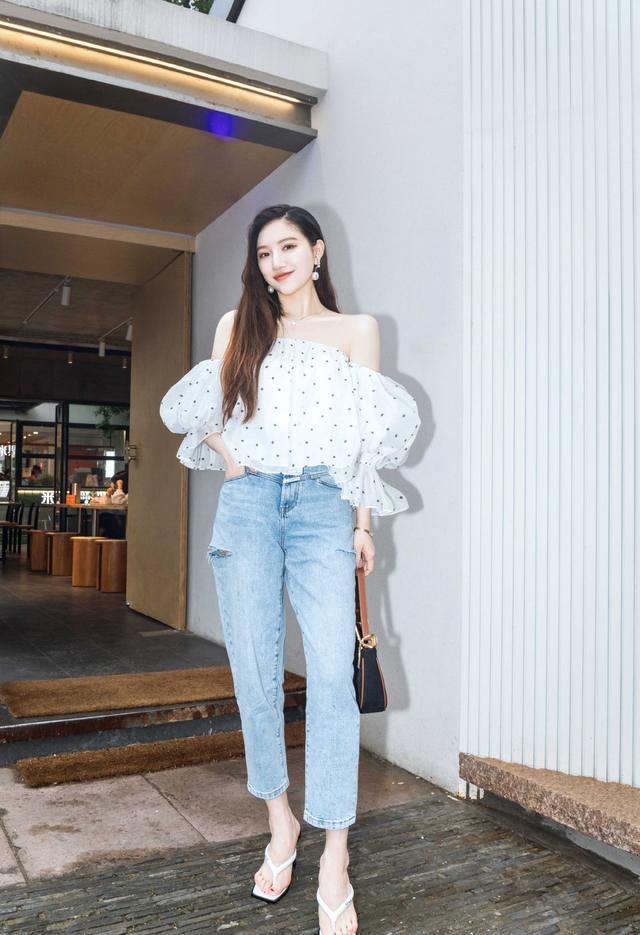 青春|受欢迎的蓝色牛仔裤，穿出青春的气质，夏天搭配很甜美