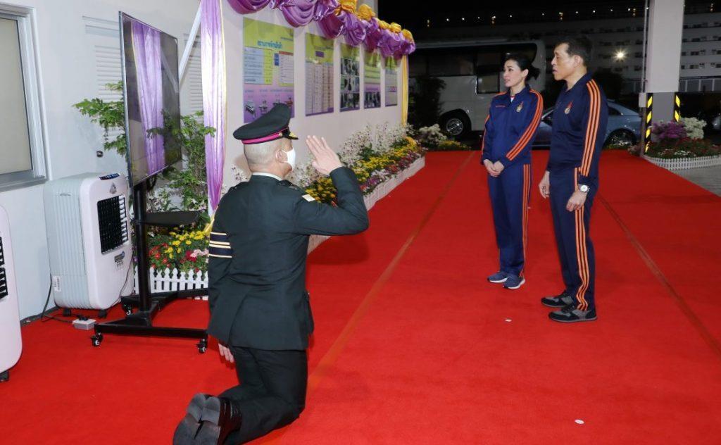 显得|诗丽吉年轻时穿休闲装亮相，显得她又矮又胖，还是紧身装适合她