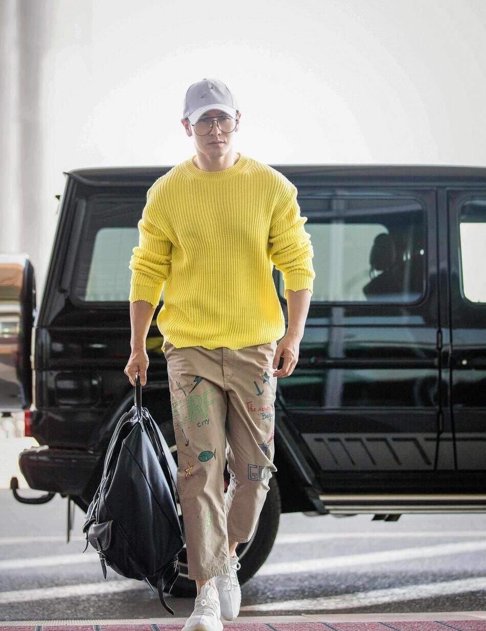 毛衣|黄晓明撇下老婆走机场，穿红色毛衣少了油腻感，瘦一圈后更显年轻