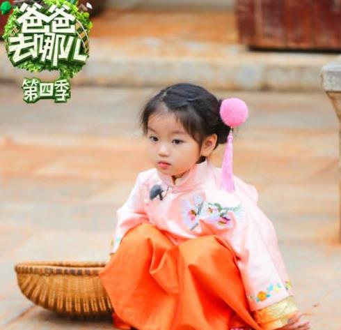 灵气|阿拉蕾与妹妹拍大片，脸色憔悴笑容僵硬，妹妹反倒很出彩