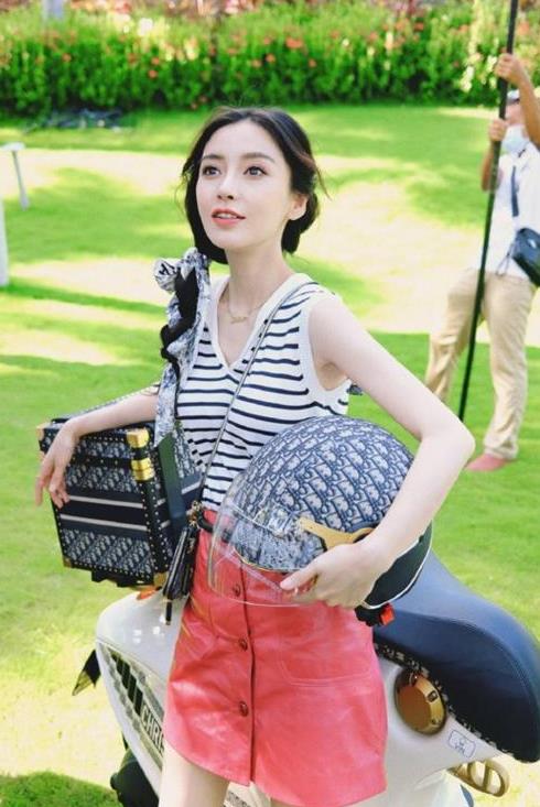 整体|Angelababy最近的穿搭好少女！把dior穿出大小姐感，尽显女神范儿