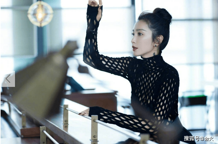 李冰冰|48岁李冰冰美艳大片曝光！网状镂空上衣全是洞，身材苗条双腿修长