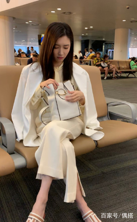 江疏影|江疏影终于摆脱少女风！鹅黄色衬衫搭配九分裤，气质女强人，美