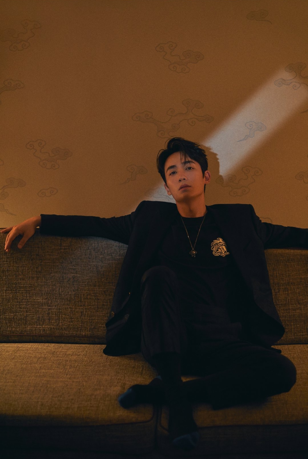 整体|“真正的绅士”朱一龙，穿西装穿大衣都太有范，时光打磨更触人心