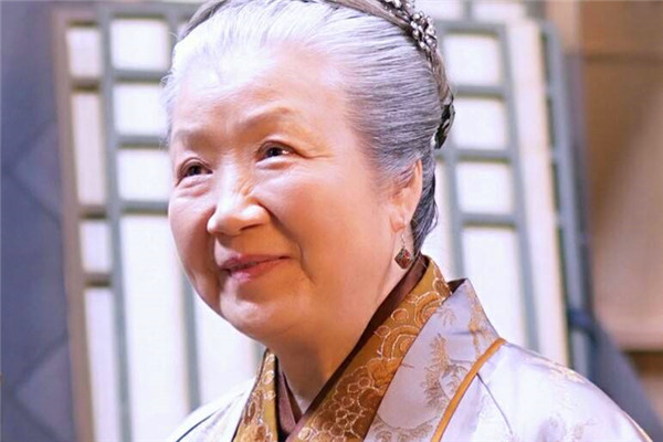 武大娘子浑水摸鱼的举动确实不光彩,与她平时的快嘴完