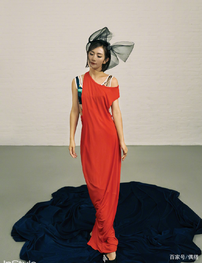 显得|谢娜拍新封面杂志！短发搭露肩红裙，展现完美身材，马甲线没白练