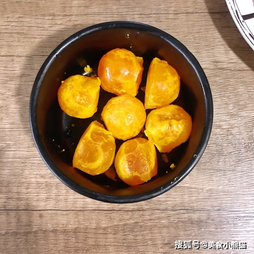 冷藏|经典粤菜咸蛋黄叉烧，一咬下去全是满满的蛋黄，在家也能轻松制作