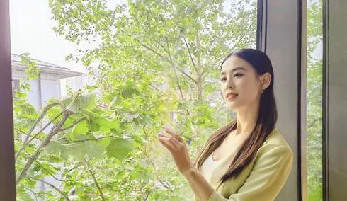 身材|黄圣依不愧是豪门阔太太，蕾丝镂空连衣裙，尽显优雅高贵
