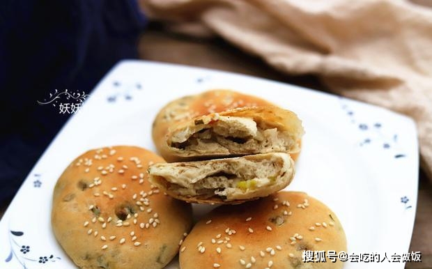 做法|这小饼外焦内软，咸香可口，连吃三个都吃不够，学会了烤箱不闲置