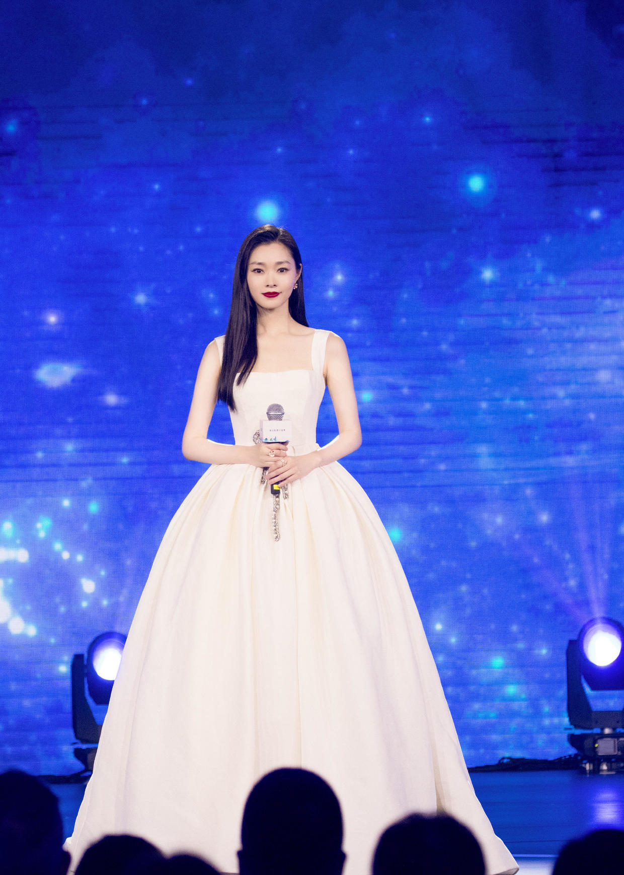 整体|宋轶出演《赘婿》女主角翻红，身穿一袭白色吊带裙亮相，高贵优雅