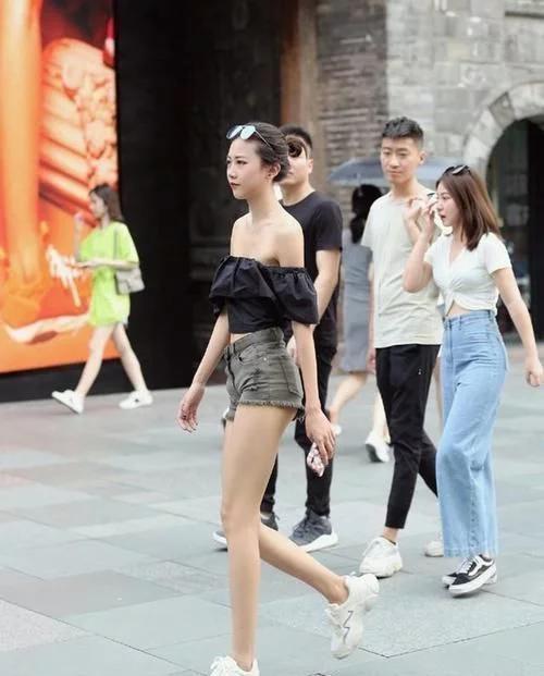 黑色|小姐姐白色上装搭配牛仔裤，穿起来清新又自然