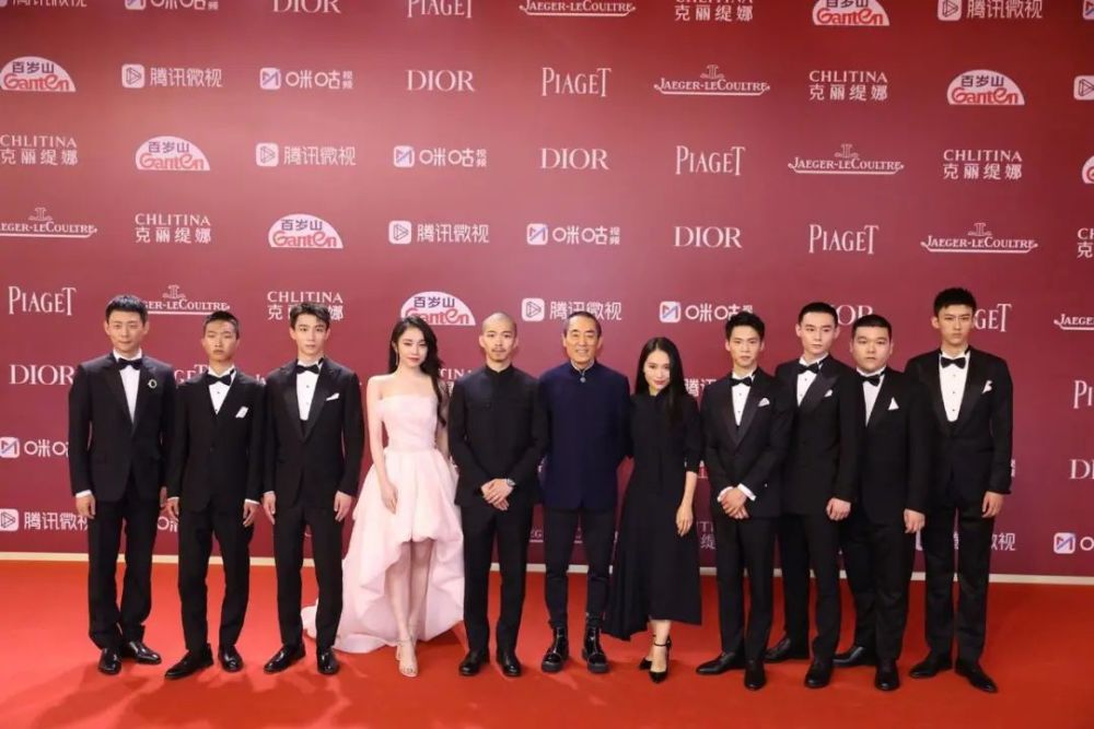 设计|张艺谋长女越来越美，穿黑色长裙优雅迷人，同框老爸气场丝毫不输