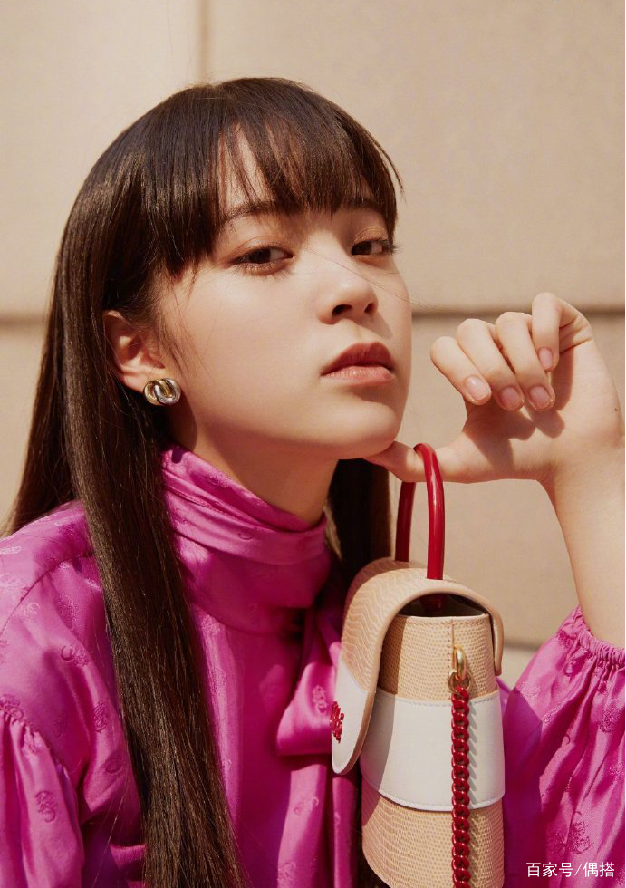 荧光|欧阳娜娜豁出去了！穿“荧光玫红”美成国民初恋，网友：受不了了